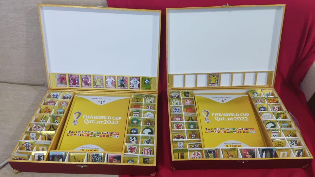 Album doré de la Coupe du monde mis en jeu pour financer une fête de Noël pour des enfants