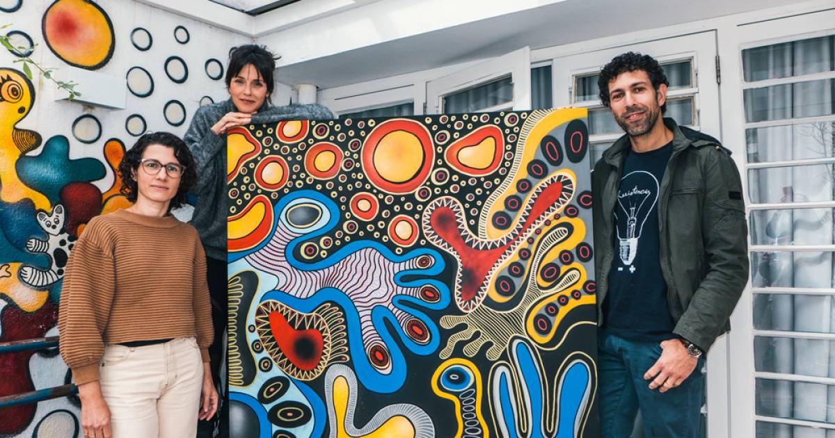 Helena Rizzo et ses invités devant le tableau destiné à un projet social